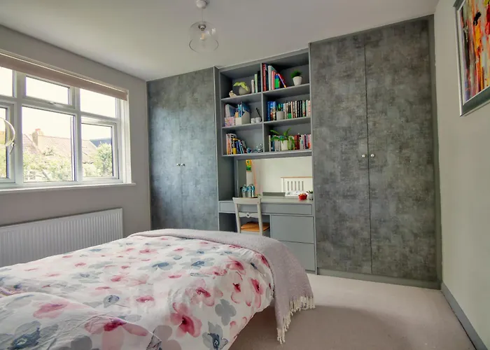 Spacious Double Room With Private Bathroom In Quiet Area Only 20 Min To Central London
