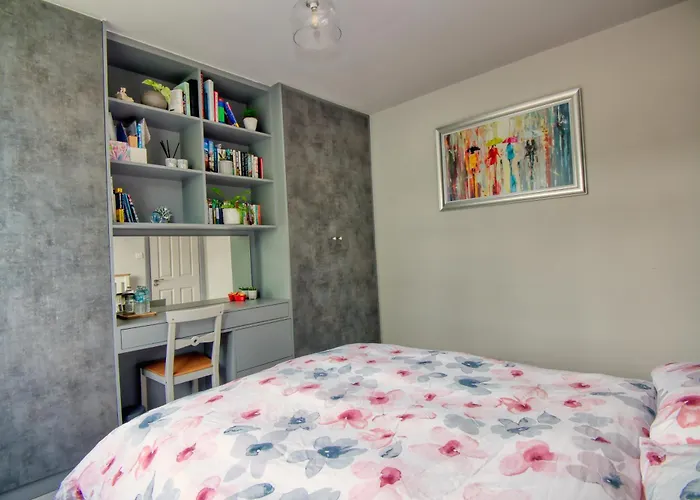 Spacious Double Room With Private Bathroom In Quiet Area Only 20 Min To Central London