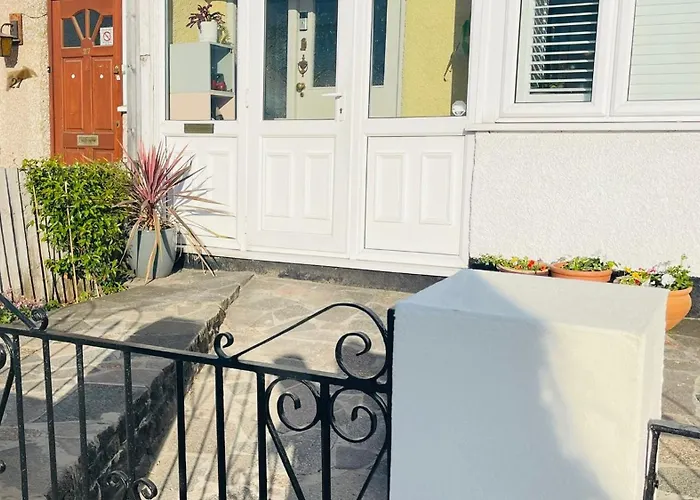 Spacious Double Room With Private Bathroom In Quiet Area Easy Access To Wimbledon Tennis & Central London