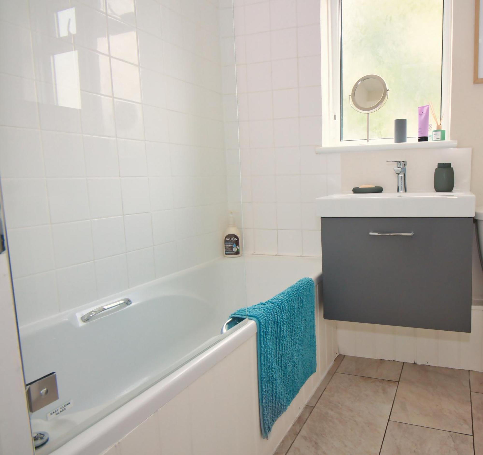 Spacious Double Room With Private Bathroom In Quiet Area Only 20 Min To Central London *